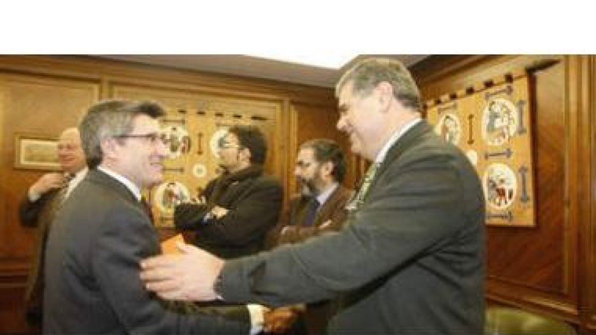 Francisco Fernández y Domingo Fuertes se saludan antes del encuentro que mantuvieron ayer.