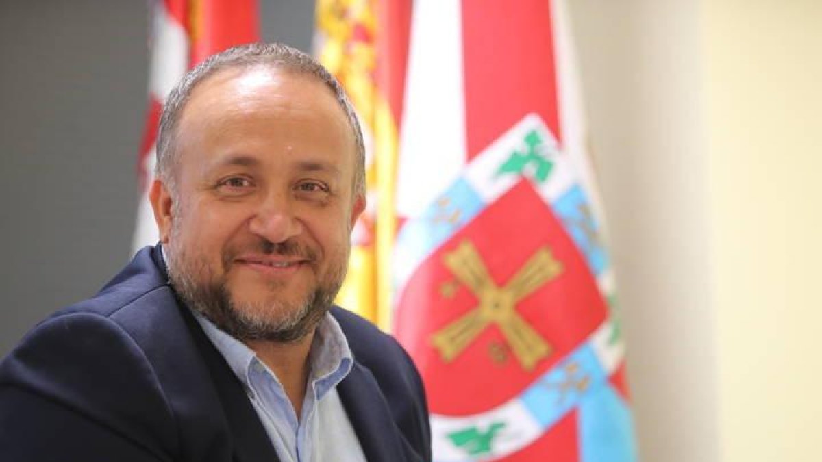 El socialista Gerardo Álvarez Courel se muestra dispuesto a regresar al Consejo Comarcal como presidente