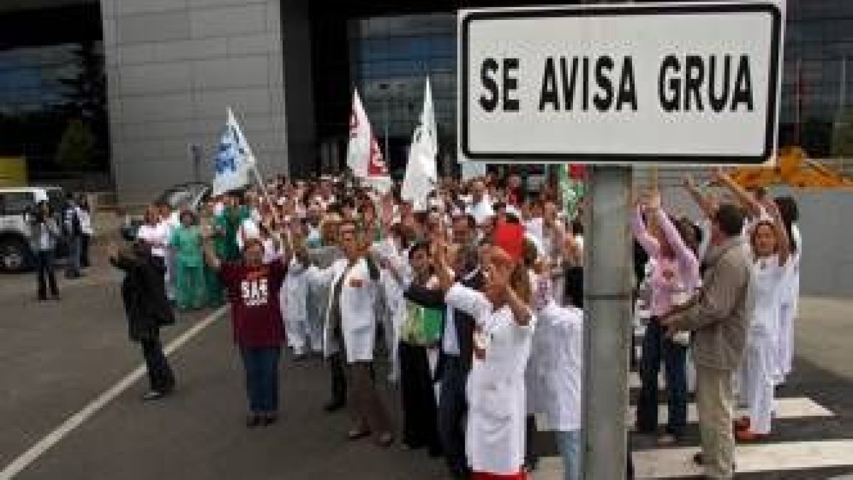 Un momento de las protestas de los trabajadores del Hospital de León