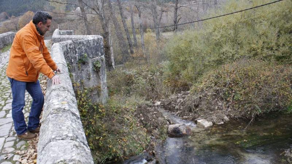 José Manuel González comprueba el desvío de agua del canal de los regantes hacia el Soto. CAMPOS