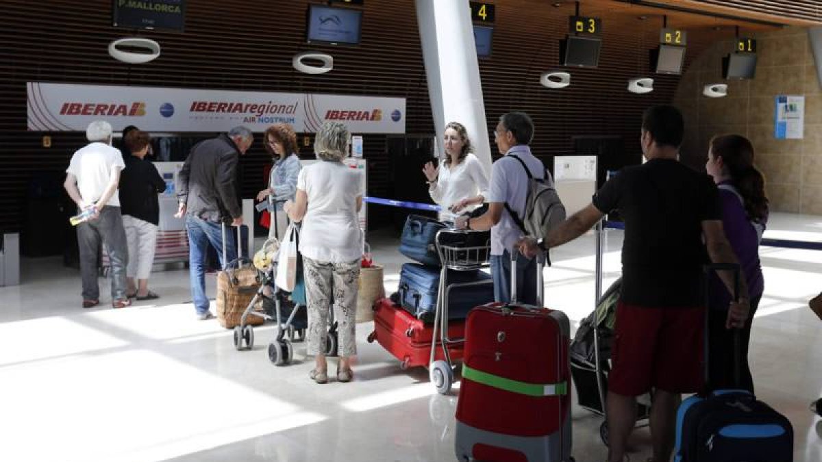 La paralización del aeropuerto de León es uno de los ejemplos de la caída en León