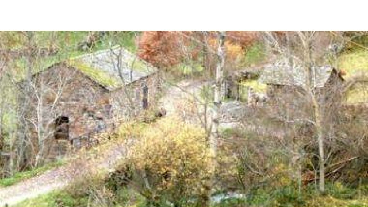 Vista del edificio de la lechería de Sosas de Laciana y de su entorno natural y paisajístico, en una