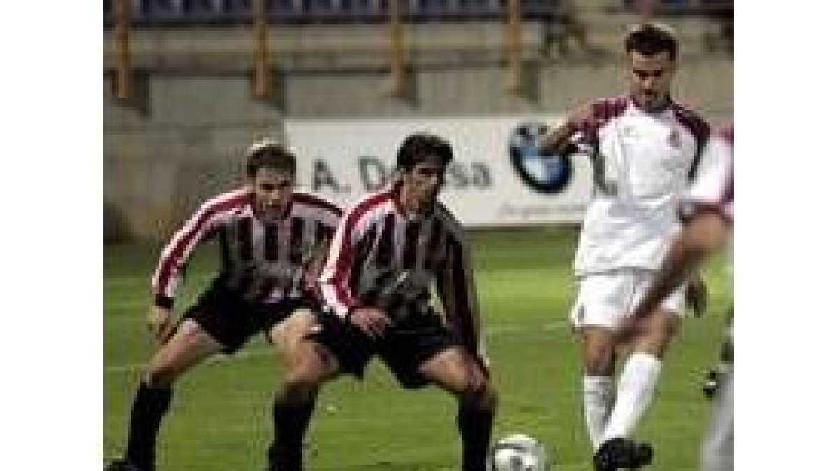 Puigdollers pasa el balón ante la atenta mirada de Garmendia y Paredes