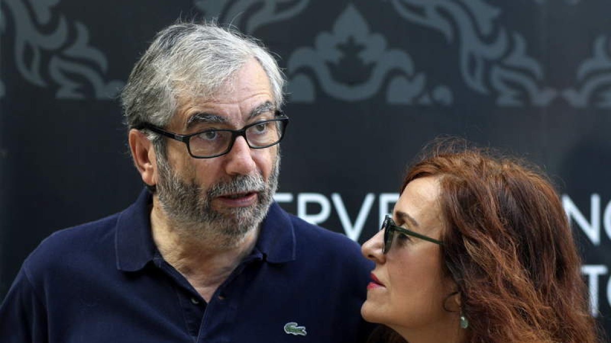 Antonio Muñoz Molina y Elvira Lindo, ayer, durante la Semana Negra de Gijón