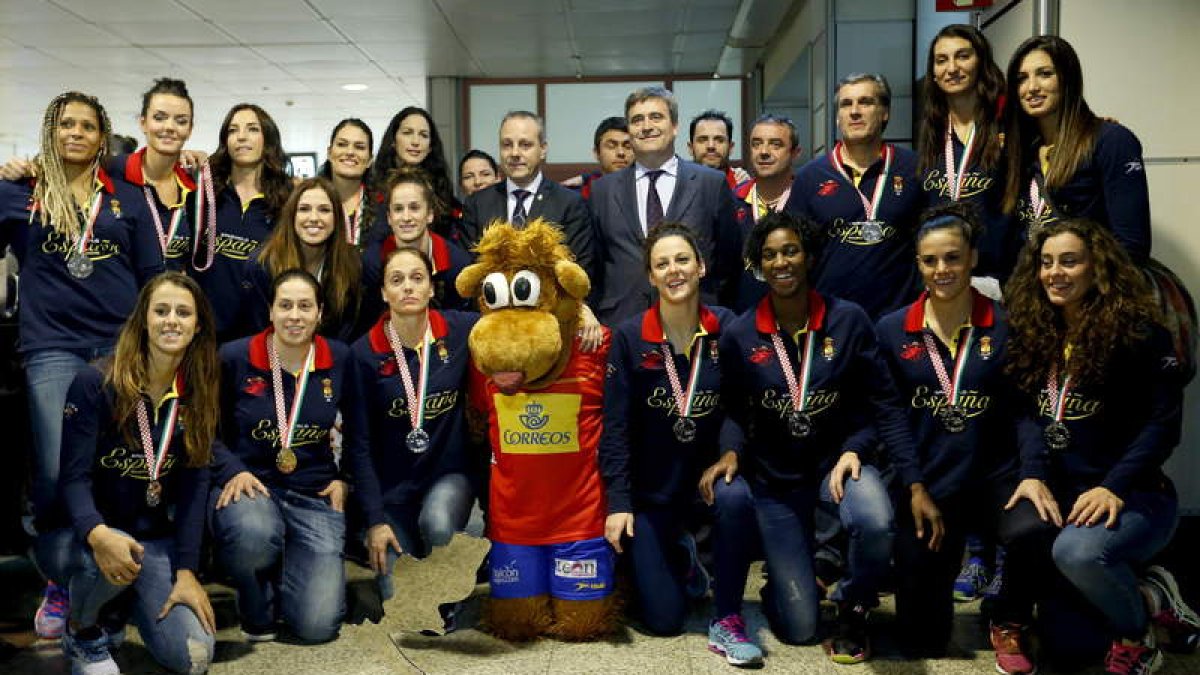 Las jugadoras de la selección femenina de balonmano posan junto a Cardenal y Blázquez en el aeropuerto Adolfo Suárez-Madrid.