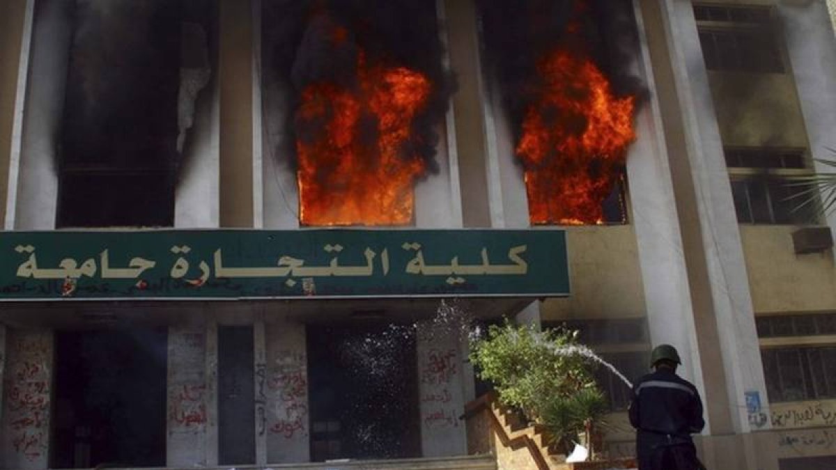 Un bombero combate las llamas del incendio de la Facultad de Comercio de la Universidad de Al Azhar de El Cairo.