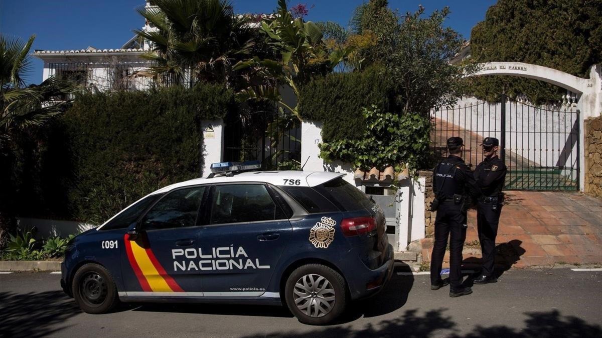 Un patrulla de Policía Nacional ante la vivienda donde se ha cometido el crimen machista de Estepona (Málaga).