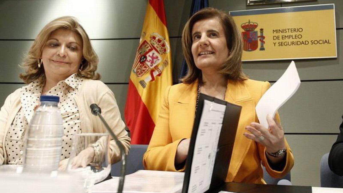 La ministra de Empleo, Fátima Báñez (derecha), y la secretario de Estado, Engracia Hidalgo, el pasado 11 de abril en Madrid.