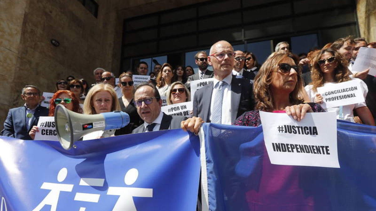 Los abogados protestan en la sede judicial de León. JESÚS F. SALVADORES