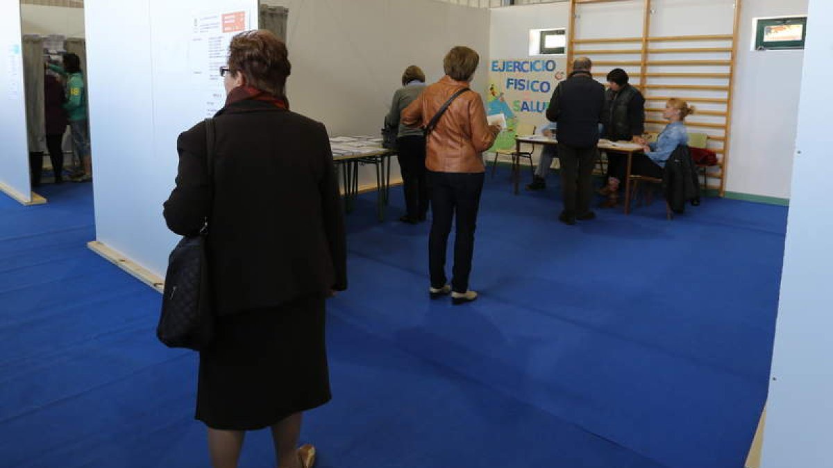 Mesa electoral en un colegio de Ponferrada, el 25-M.