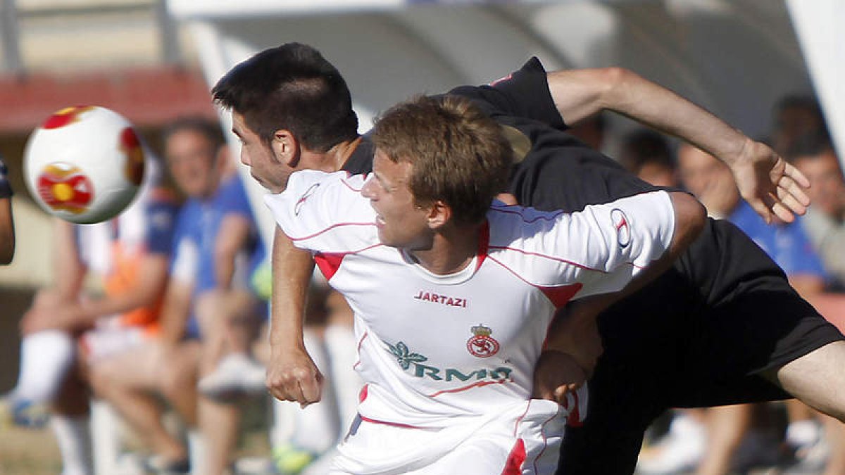 Álvaro López abrió el marcador del encuentro al superar al portero zamorano con su remate tras un pase de Víctor en el minuto cuatro.
