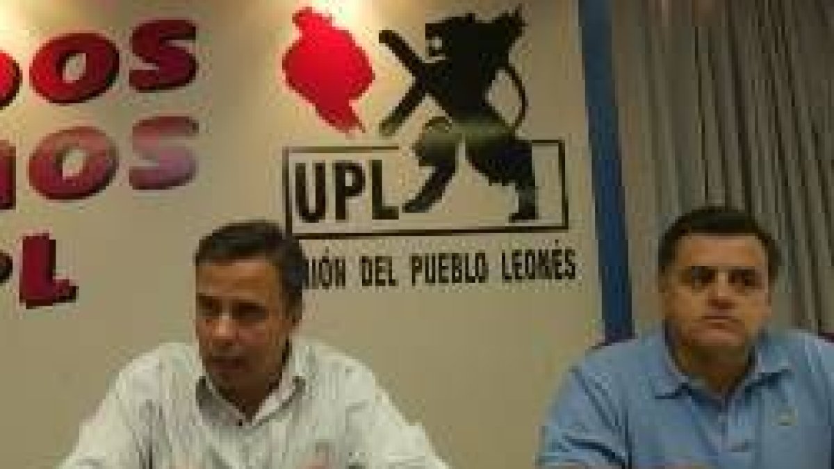 El secretario general de la UPL, Joaquín Otero, junto al de Organización, Lázaro García Bayón