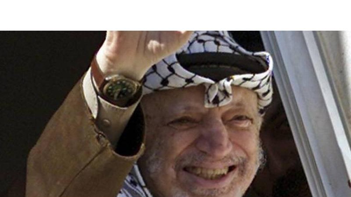 Yasser Arafat saluda a los apoyantes en octubre de 2003 en Ramala.