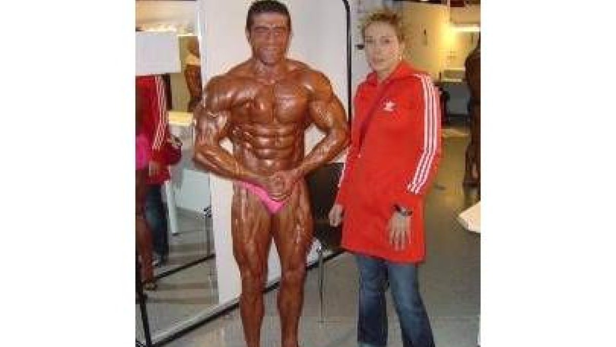 El bembibrense, con su mujer, Aurora Colinas, competidora de fitness