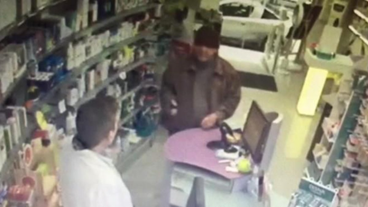 El abuelo pistolero durante el atraco a una farmacia de Hostafrancs.