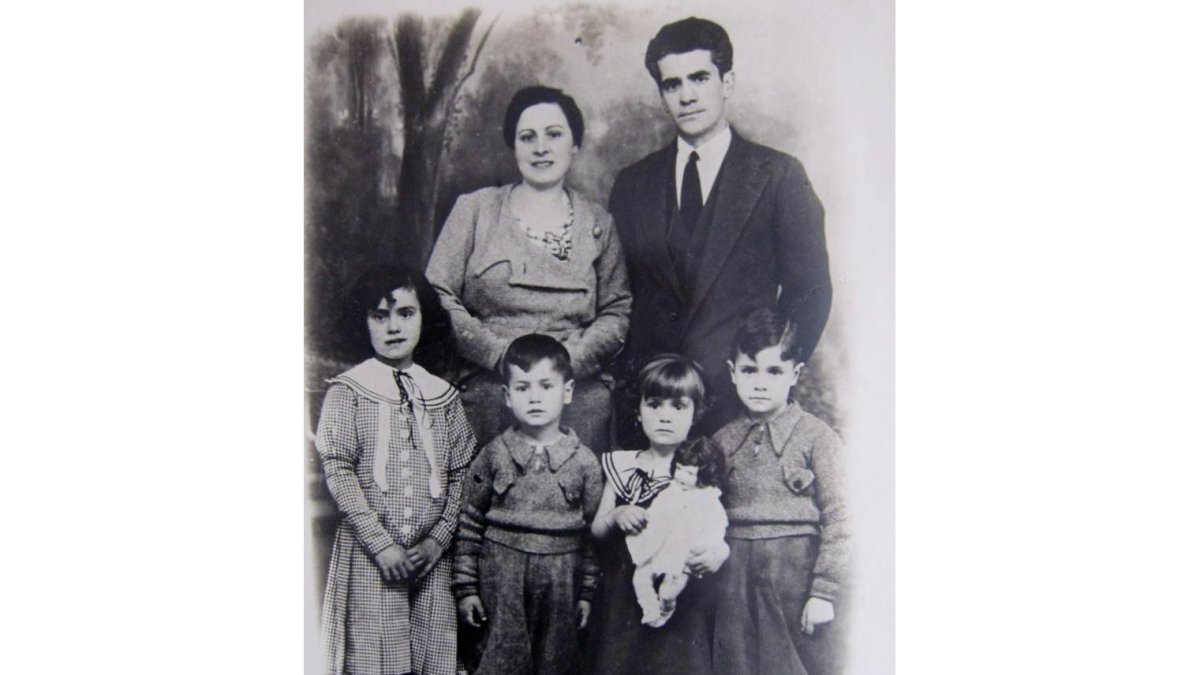Antonio Gabelas Álvarez con su esposa y sus hijos