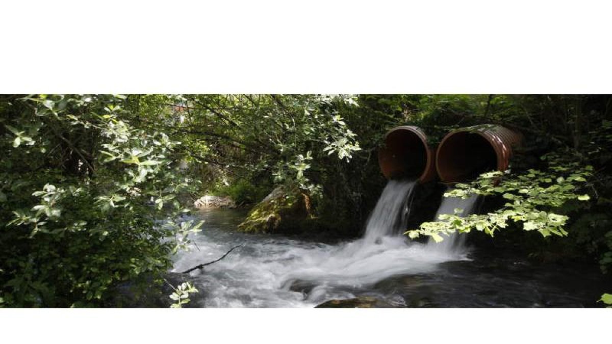 Cantidades ingentes de agua siguen desembocando cada día en la vertiente asturiana de Pajares procedente de acuíferos leoneses. JESÚS F. SALVADORES