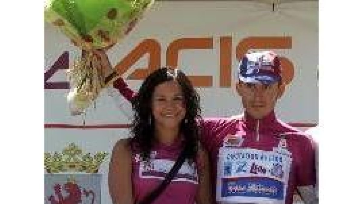 El berciano Sergio Bernardo en el podio de la Vuelta a León de este año