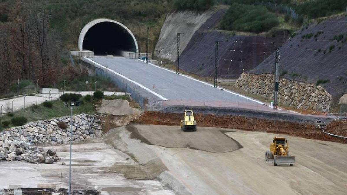 Máquinas paradas en las inmediaciones del túnel de Pajares que está cerrado