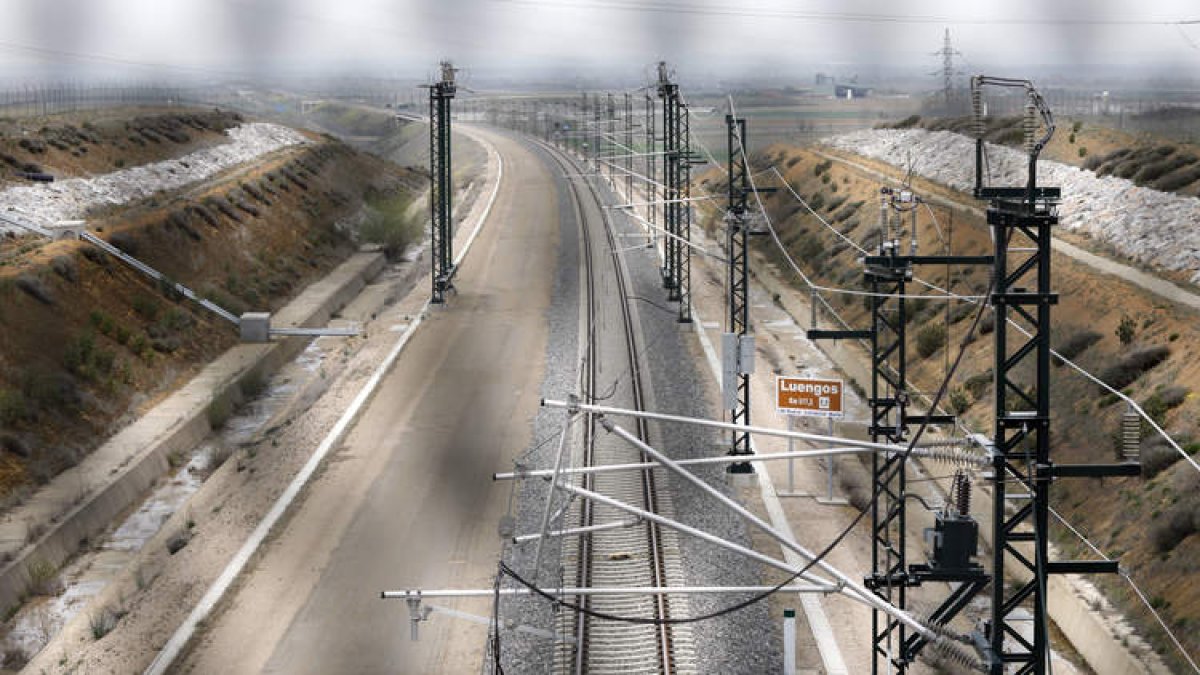 Tramo de la plataforma de la alta velocidad a León en vía única. MARCIANO PÉREZ