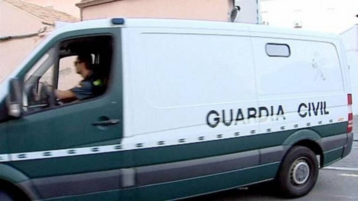 Un furgón de la Guardia Civil traslada a uno de los detenidos, en Alicante.