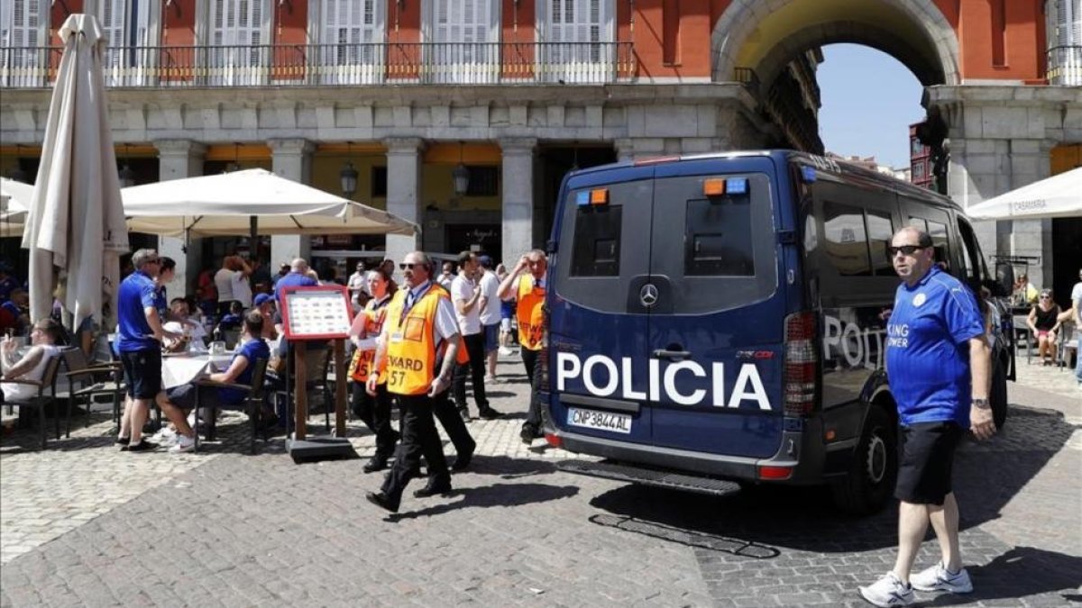 Presencia policial en la Plaza Mayor antes del partido.