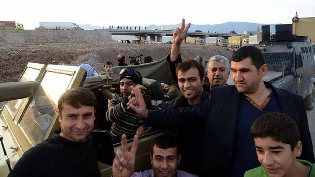 Unos kurdos en Turquía celebran que un convoy de 'peshmerga' haya logrado cruzar la frontera desde Irak.