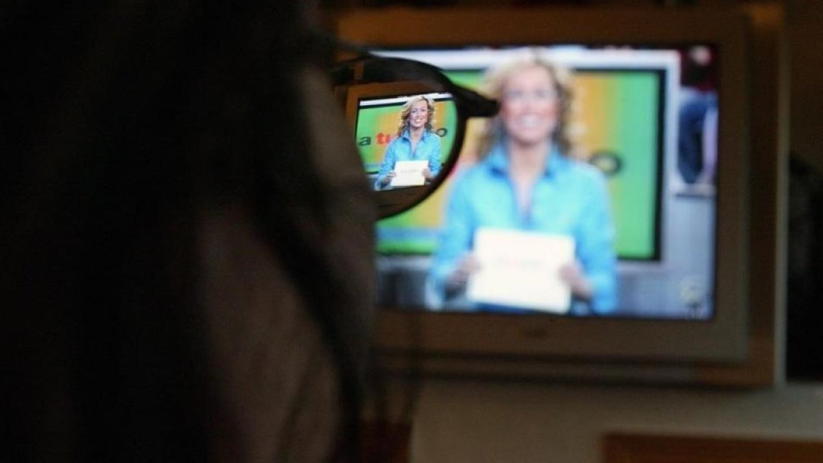 Imagen de un telespectador 'maduro' viendo un programa de televisión en su hogar.