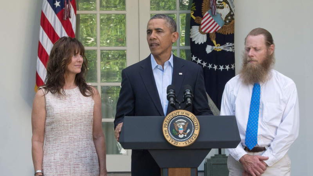 El presidente Obama junto a los padres del sargento secuestrado por los talibanes.