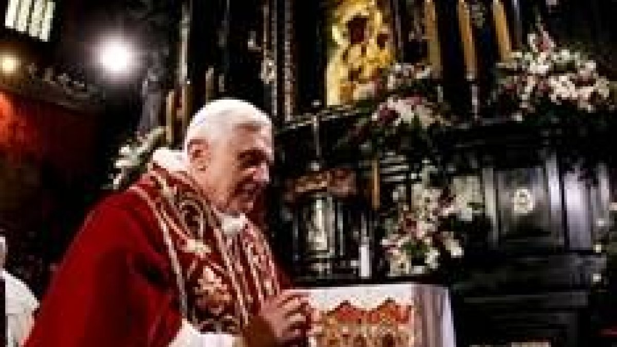 El papa Benedicto XVI reza frente a la imagen de la Virgen Negra de Jasna Gora, en Czestochowa