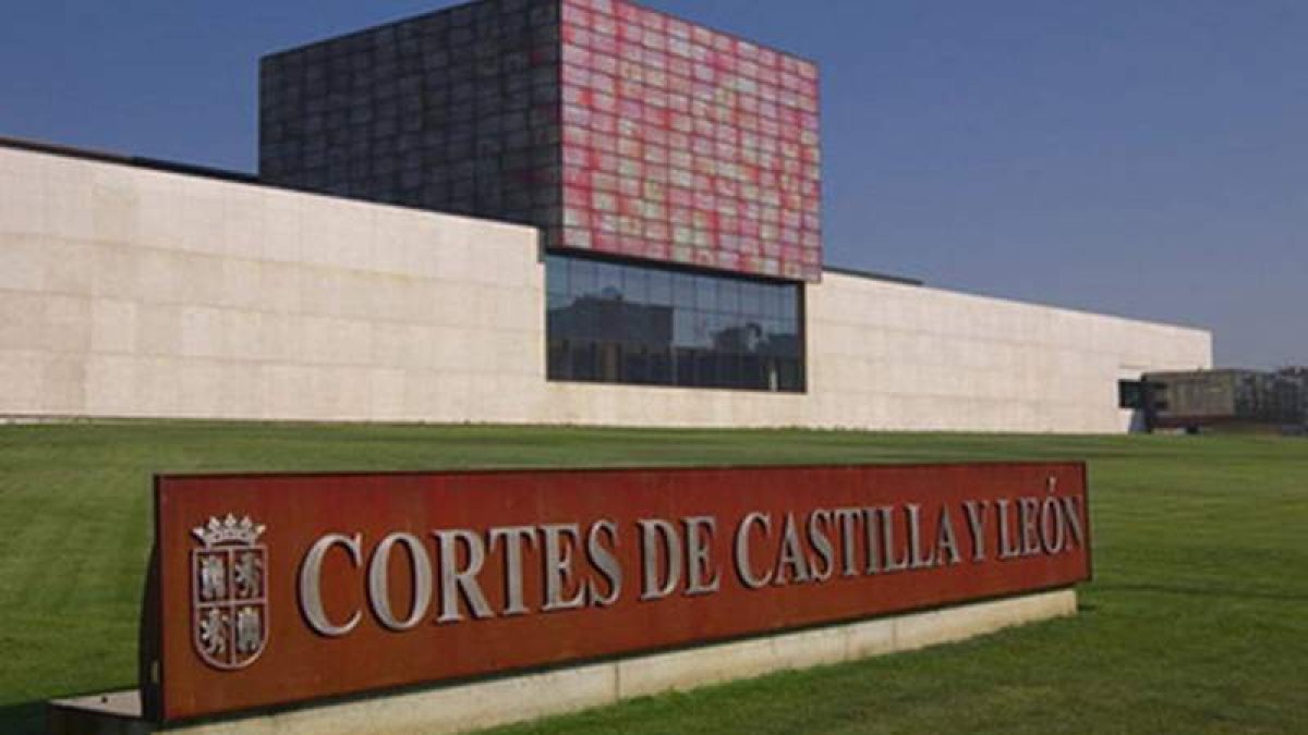Vista exterior de las Cortes de Castilla y León, en una imagen de archivo. EFE