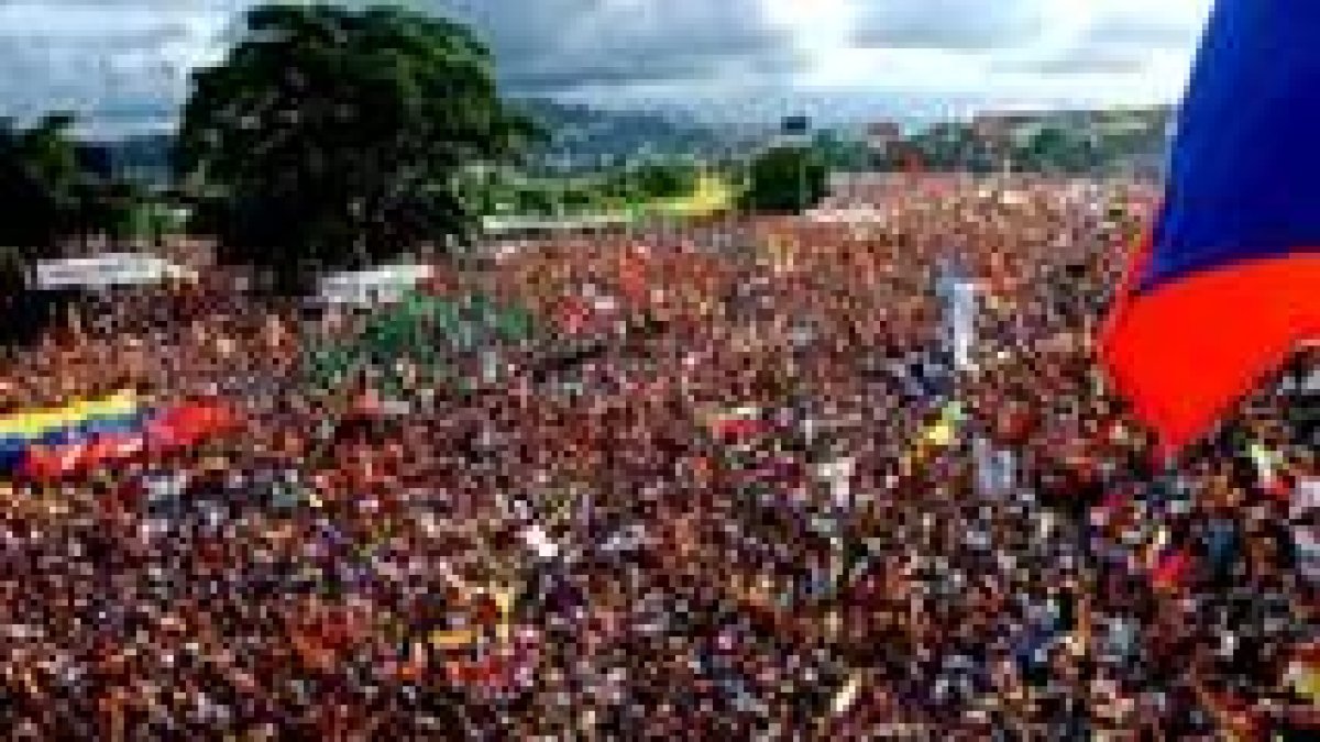 Miles de venezolanos contrarios a Chávez se manifiestan en la principal autopista de Caracas