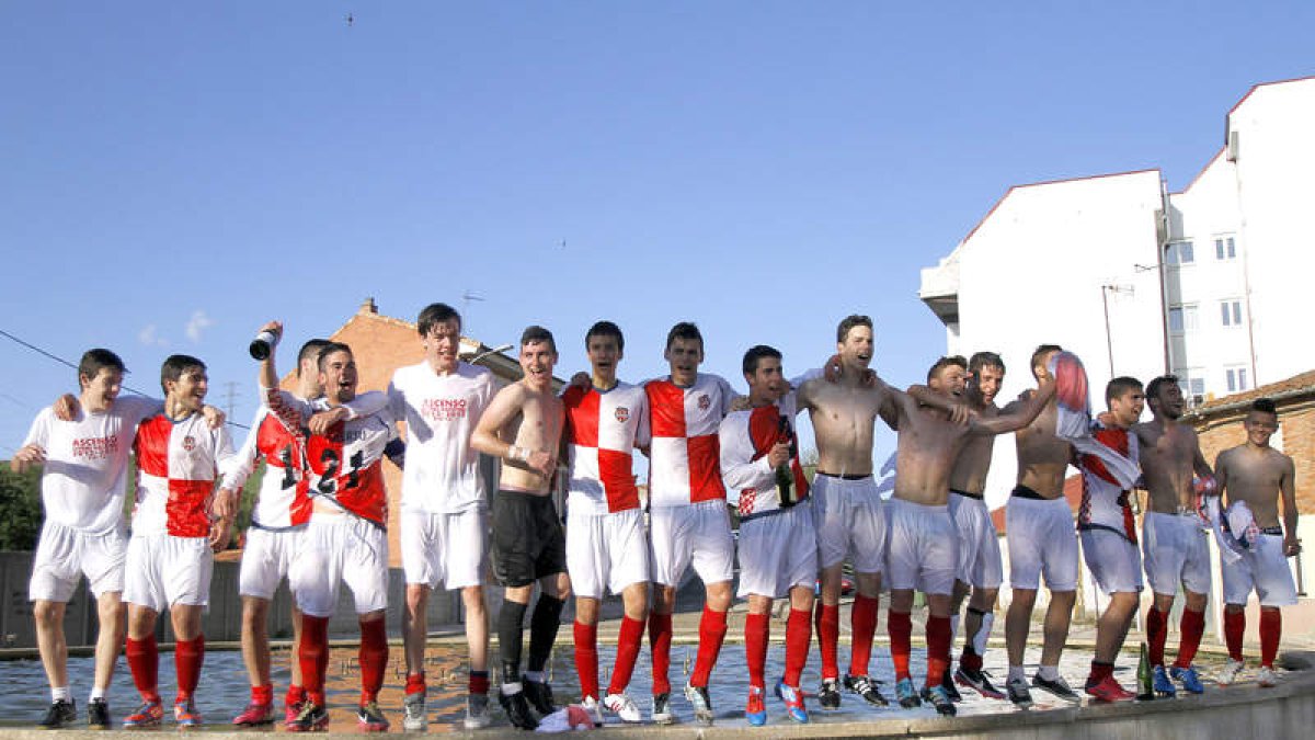 Los jugadores arlequinados celebran el ascenso.