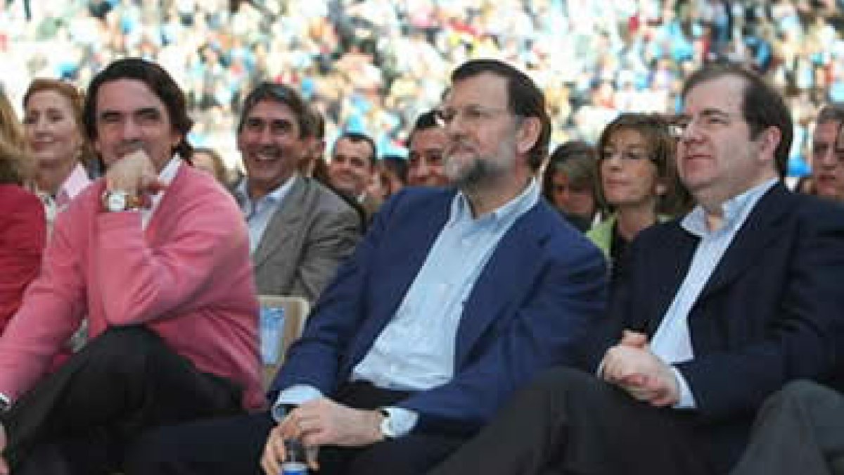Aznar, Rajoy y Herrera, en el último mítin en León.