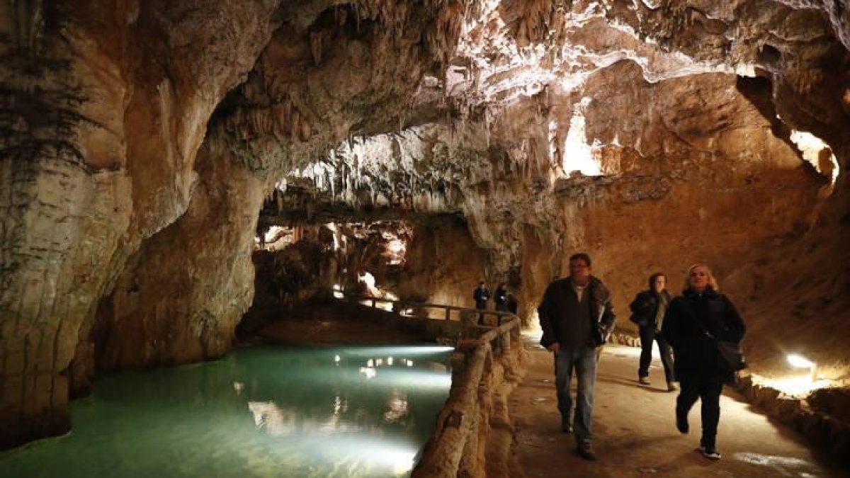 La vistosa entrada de la cueva de Valporquero