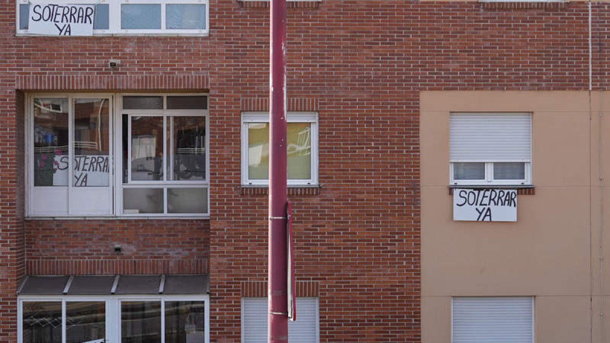 Pancartas en uno de los edificios de viviendas más próximos a la brecha de Trobajo. MIGUEL F. B.