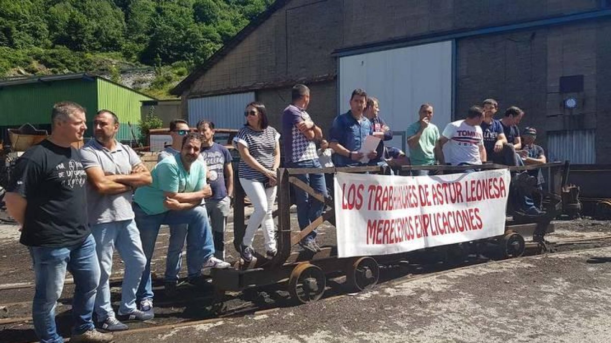 Concentración de los trabajadores de Astur Leonesa en las instalaciones de la empresa.