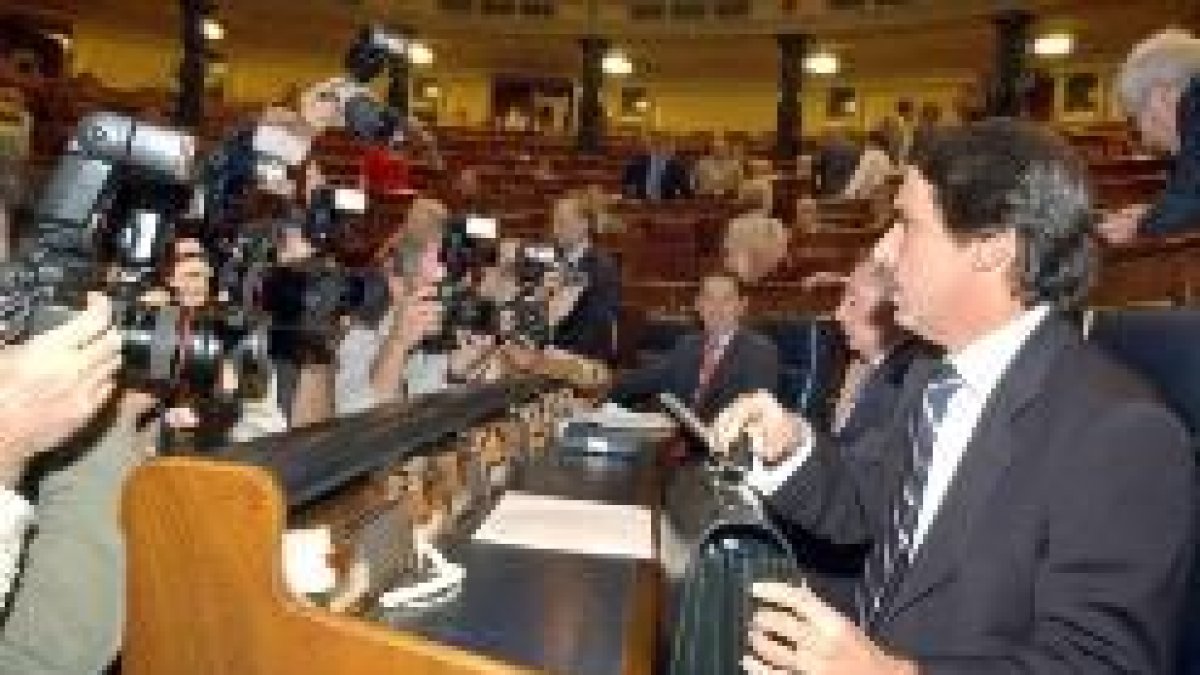José María Aznar, sometido a una lluvia de fotógrafos al sentarse en su escaño