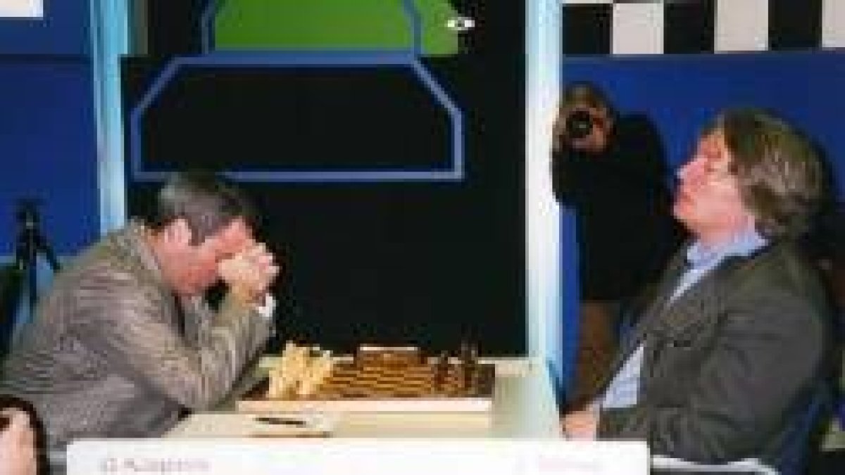 El holandés Jan Timman, en una imagen de archivo, disputando una partida contra Kaspárov