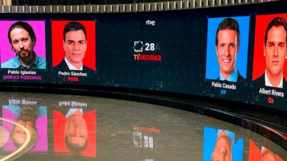 Plató del debate electoral que se celebra este lunes en RTVE, con Sánchez, Casado, Rivera e Iglesias.