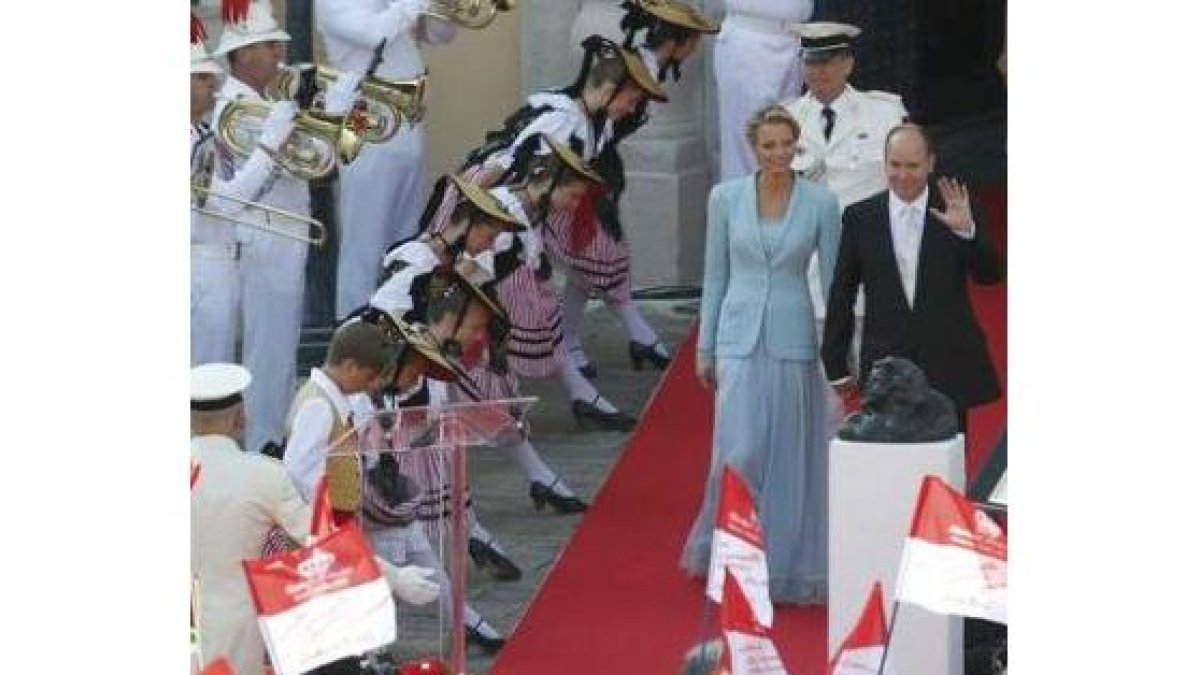 Los novios salen del Palacio Real de Mónaco tras la ceremonia civil.