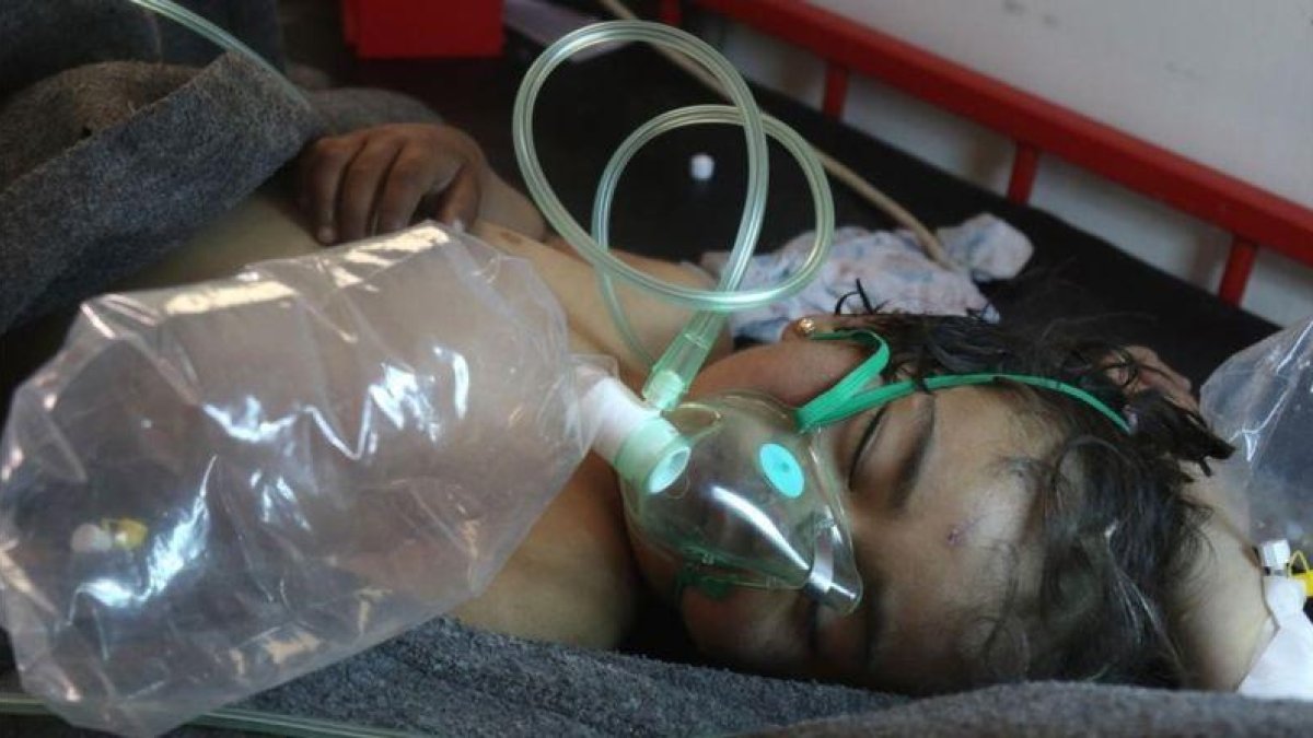 Un niño sirio recibe tratamiento tras el ataque con gas tóxico.