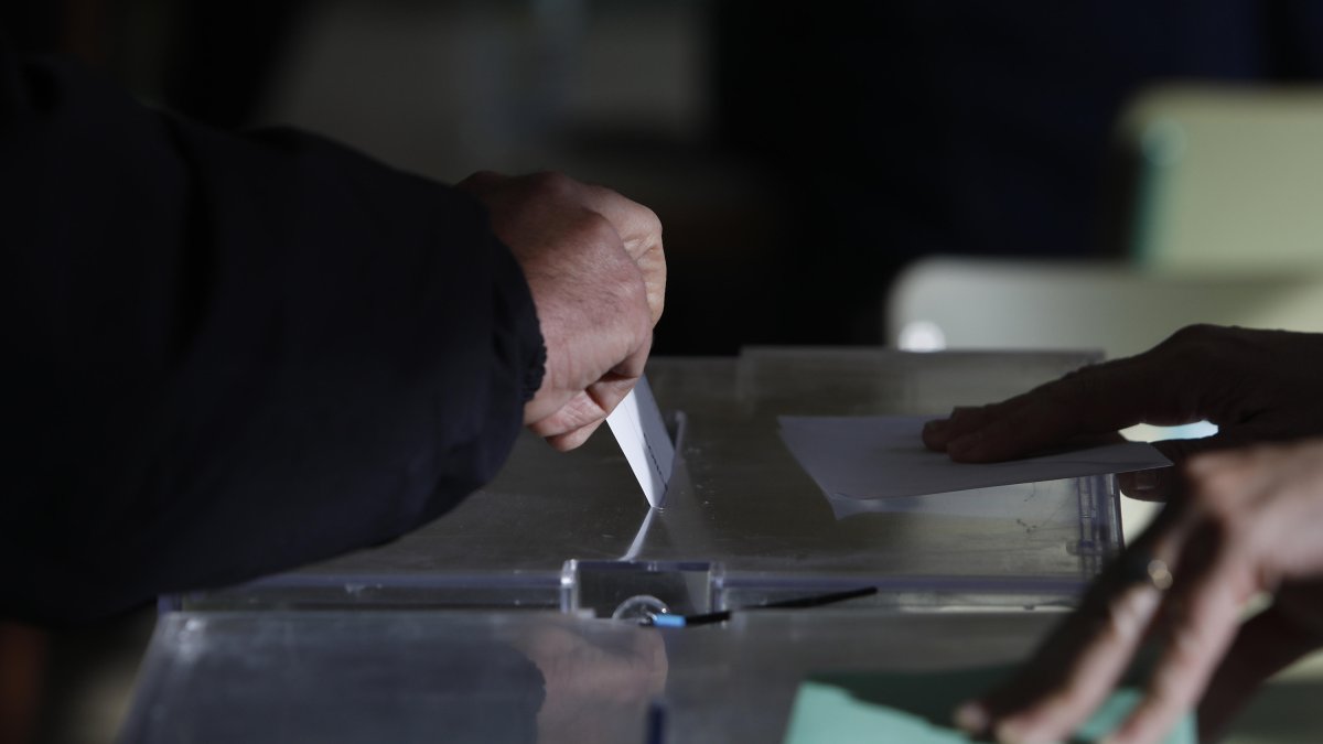 Una persona deposita su voto en las pasadas elecciones municipales. FERNANDO OTERO
