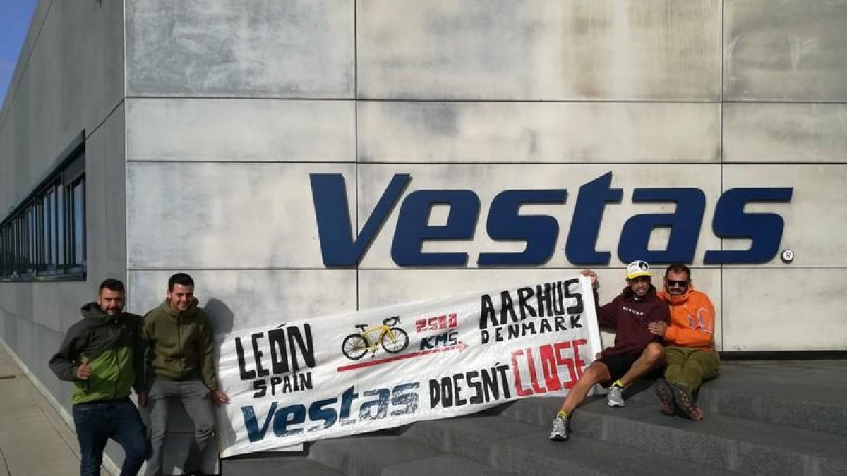 Piru y sus compañeros de viaje en la sede de Vestas en Dinamarca tras culminar su objetivo de entregar una carta a la dirección de la multinacional danesa.