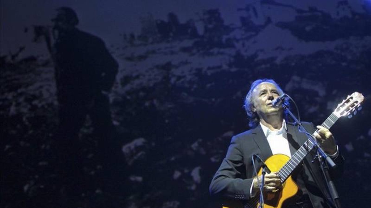 Serrat, durante el concierto 'Aragón sigue, Labordeta vive' que se celebró el lunes en Zaragoza.