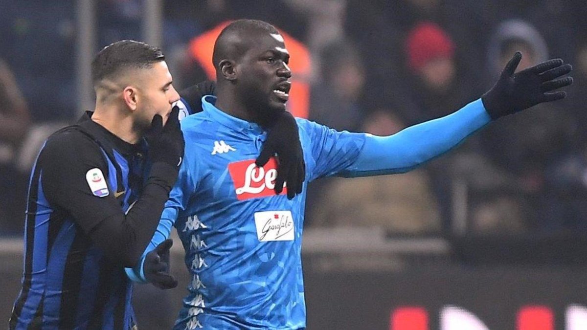 Kalidou Koulibaly se queja tristemente por su expulsión tras haber pasado todo el partido oyendo como le insultaban los hinchas del Inter