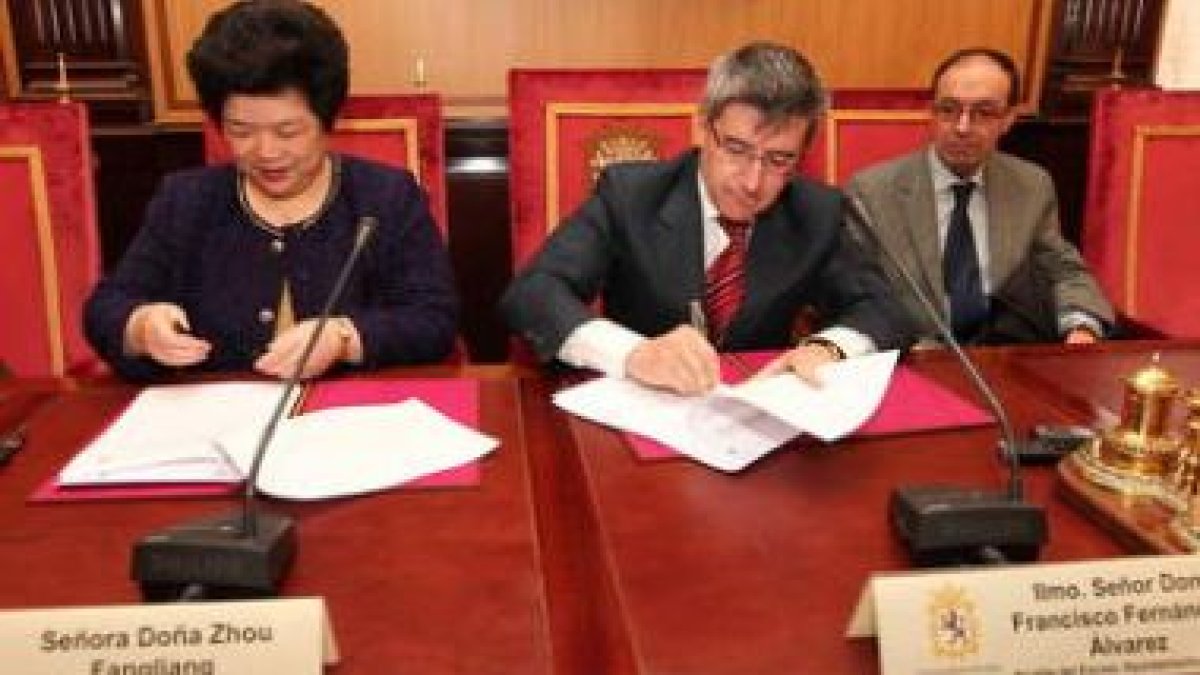 Zhou Fangliang y Fernández en la firma de la carta de intenciones en San Marcelo .