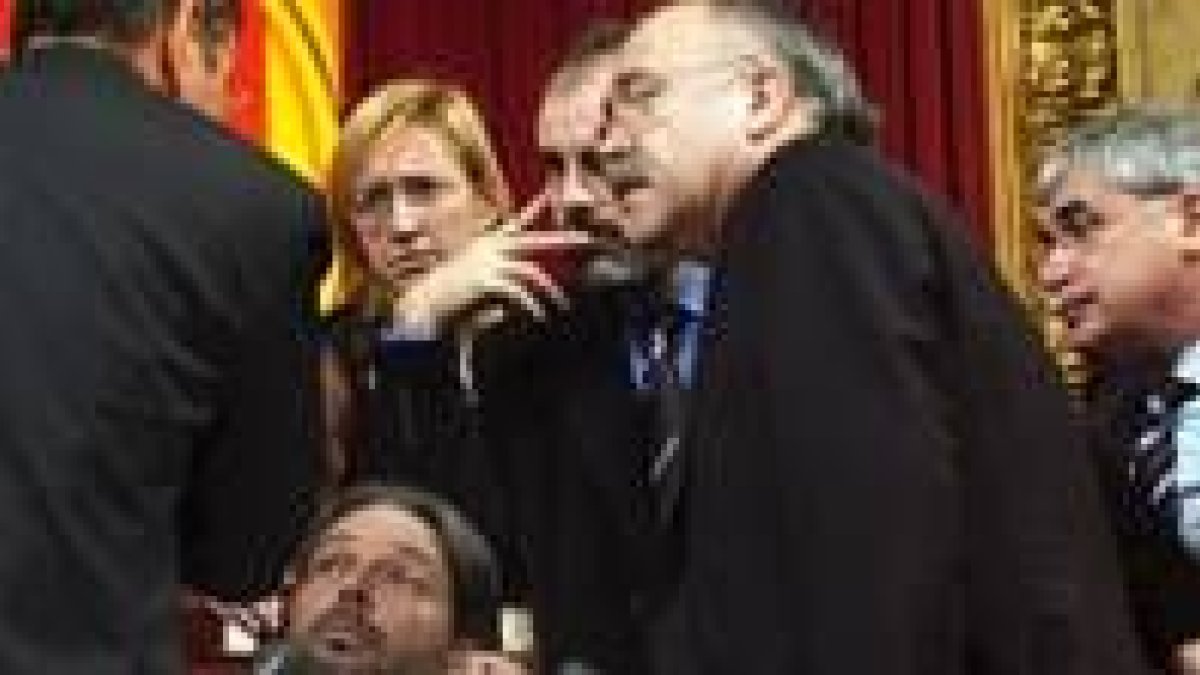 Carod-Rovira y el presidente del parlamento catalán, Ernest Benach, discuten el error de ERC