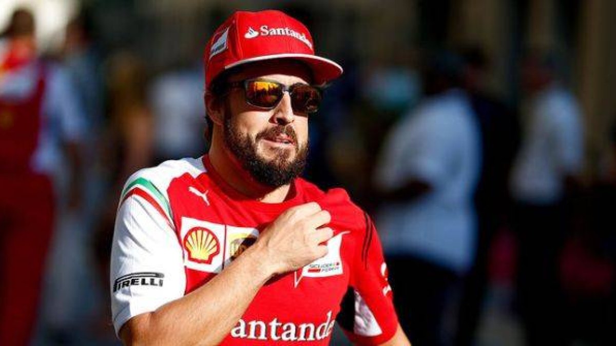 Fernando Alonso, en el 'paddock' de Yas Marina, antes de comenzar el Gran Premio de Abu Dabi, el último de la temporada.