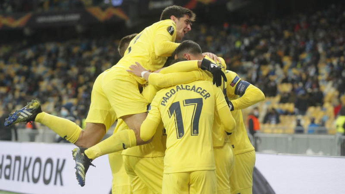 Los jugadores del Villarreal celebran su segundo gol. SERGEY DOLZHENKO